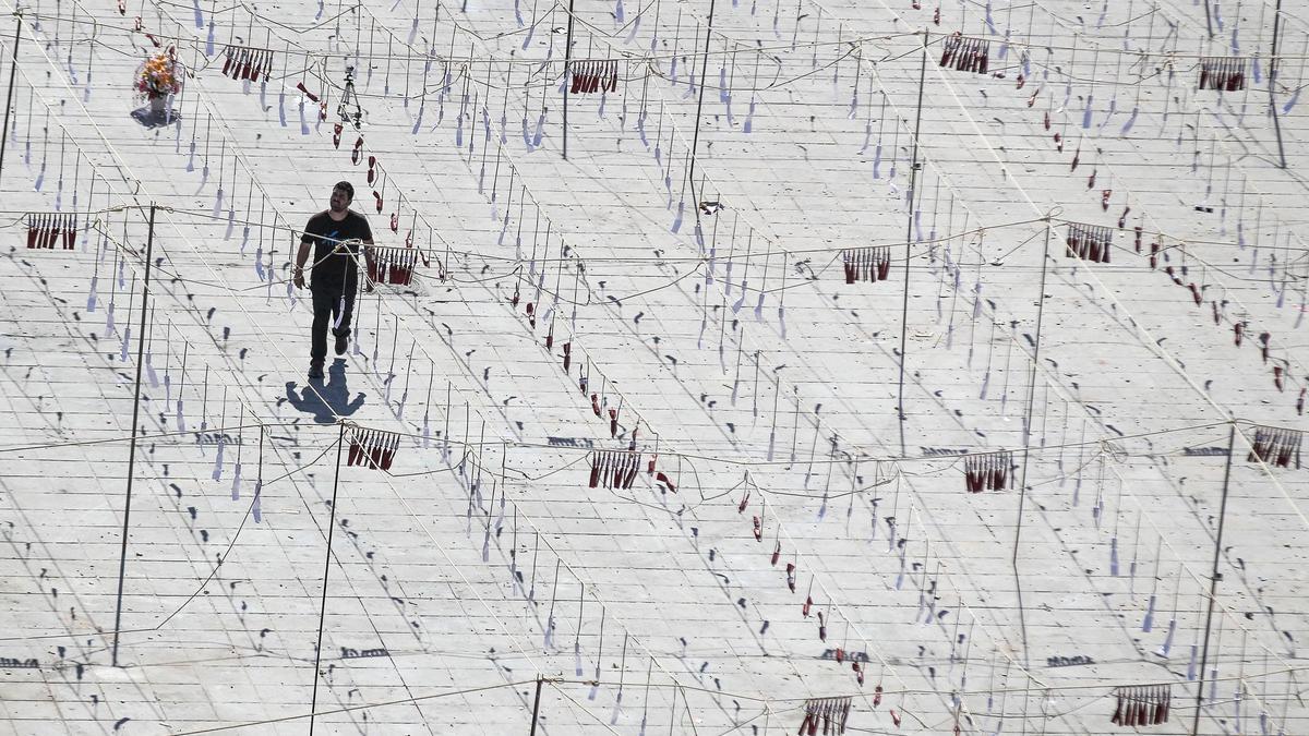 Montaje de una mascletà de Fallas