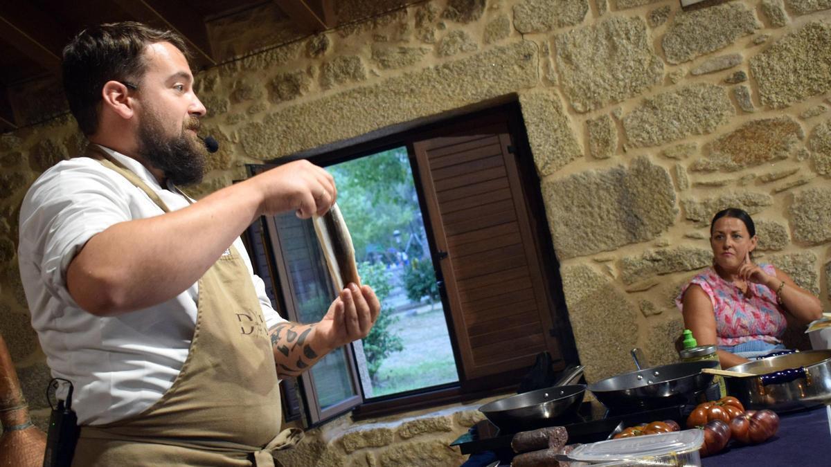 Álex Iglesias durante un "showcooking" con anguía.