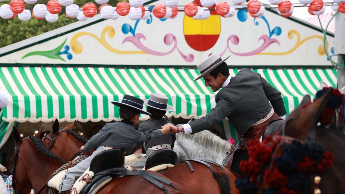 Caballistas pasean por ell Real de la Feria de Abril de Sevilla. A 07 de mayo de 2025, en Sevilla (Andalucía, España). Ambiente en el Real de la Feria de Abril de Sevilla. 07 MAYO 2025 Rocío Ruz / Europa Press 07/05/2025. Rocío Ruz;category_code_new;