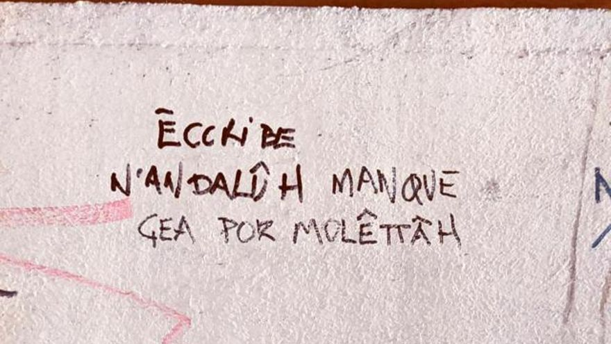Una pintada que reivindica la escritura del acento andaluz.