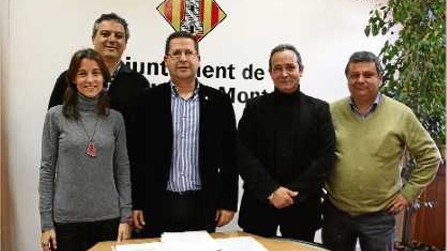 L&#039;alcalde, al centre, amb representants del govern de Torroella de Montgrí de CiU, LEST i el PP.