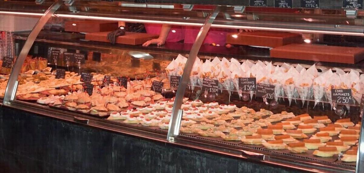 Tapas en el Mercat Sagarra, en una de las ediciones de las 'Nit de tapes' que celebraban antes de la pandemia.