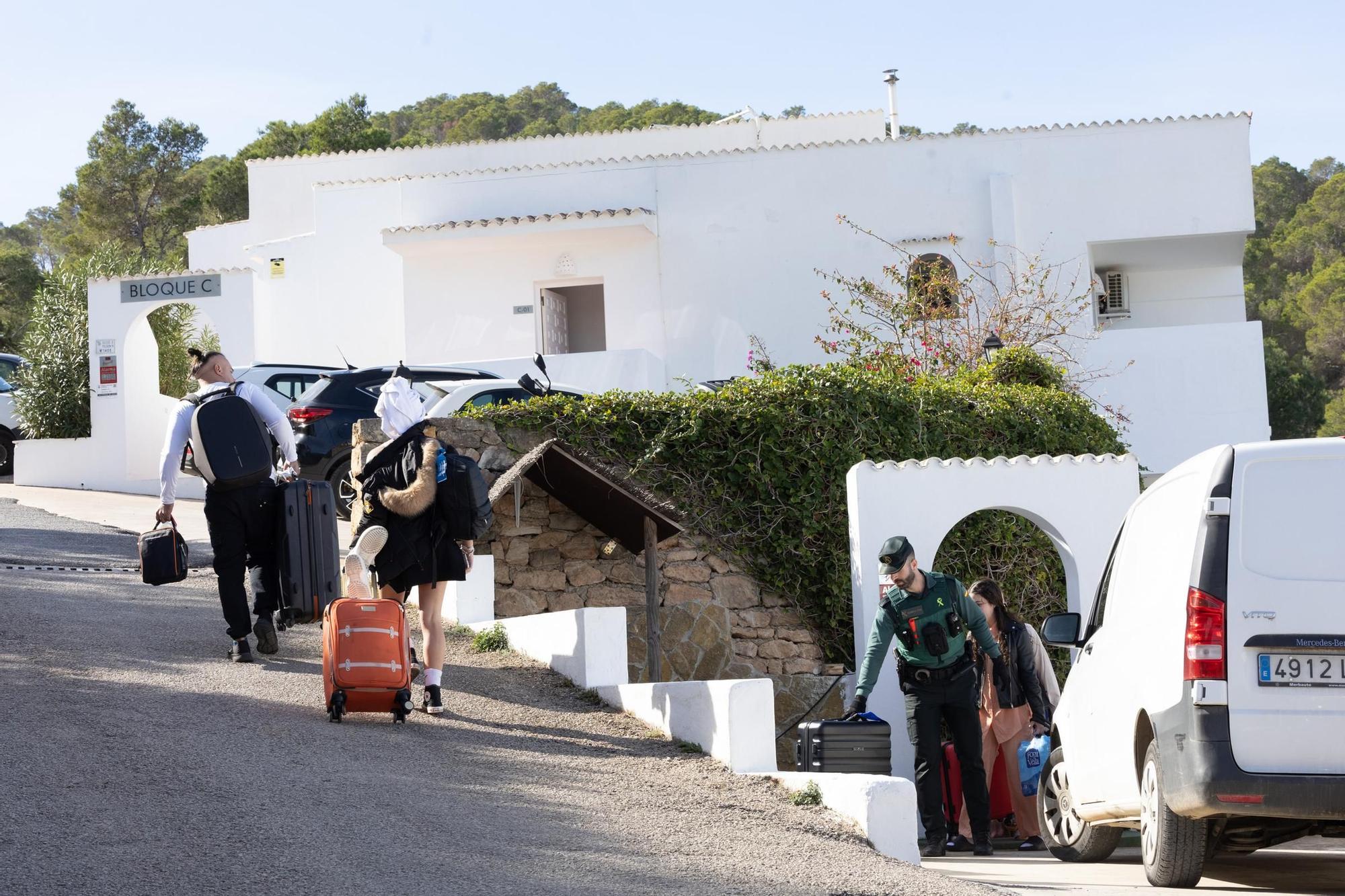 Así ha sido el desalojo forzoso de un hotel abierto y con turistas en Ibiza