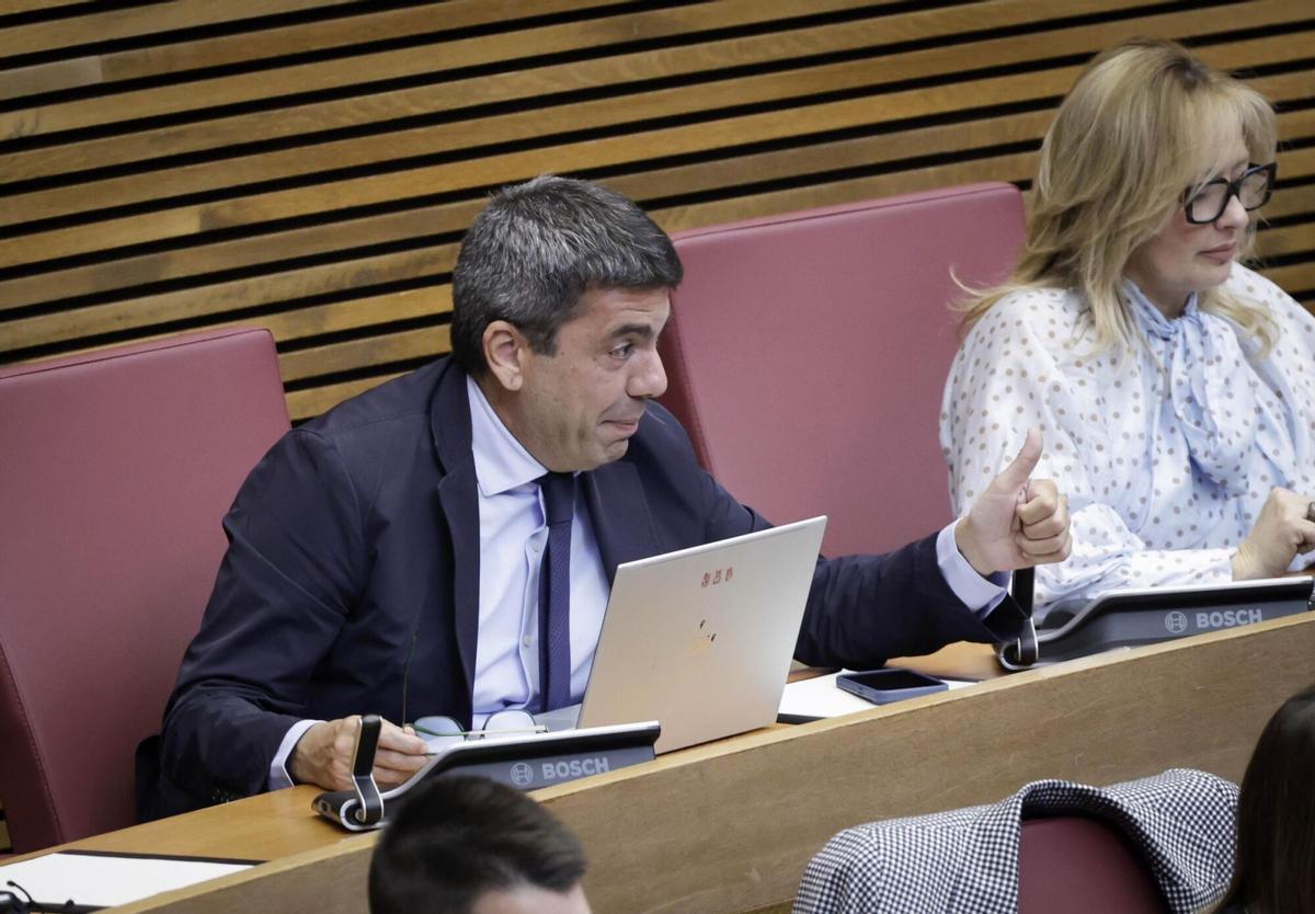 Carlos Mazón saluda a su llegada ayer al pleno de las Corts esta semana