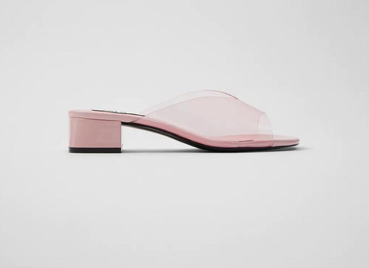 Sandalias de tacón de vinilo rosa, de Zara