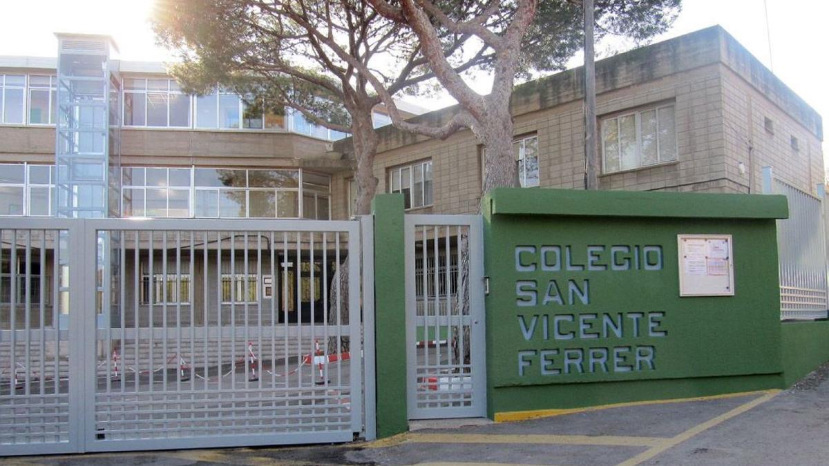 Acceso al colegio concertado.