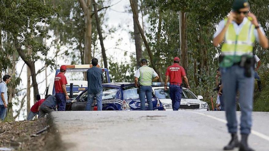 Servicios de asistencia del rally de Guimarães intentan mover el coche que mató a tres personas el año pasado en la prueba portuguesa. // Efe