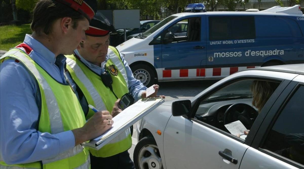 Un control de los Mossos en la autopista.