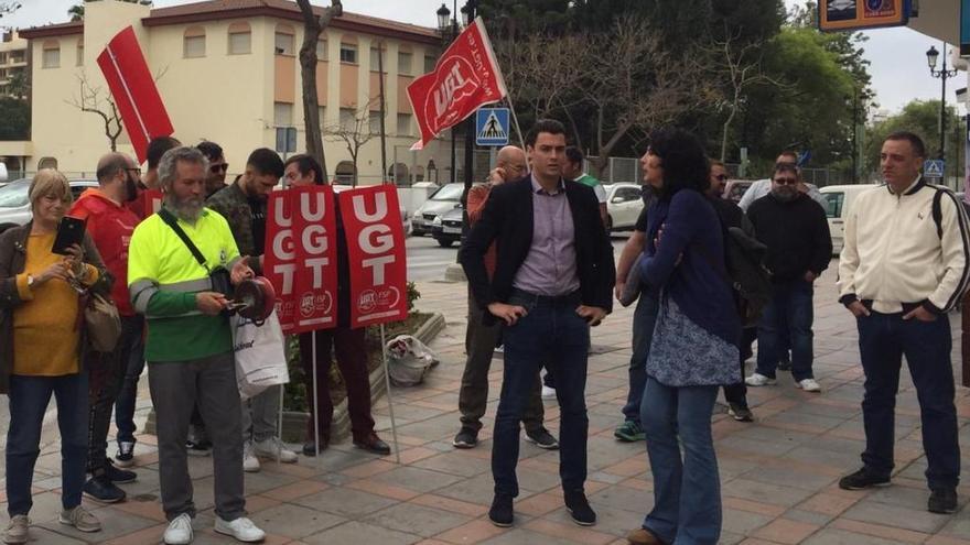 García Sempere se reunió ayer con trabajadores de Urbaser en Fuengirola.