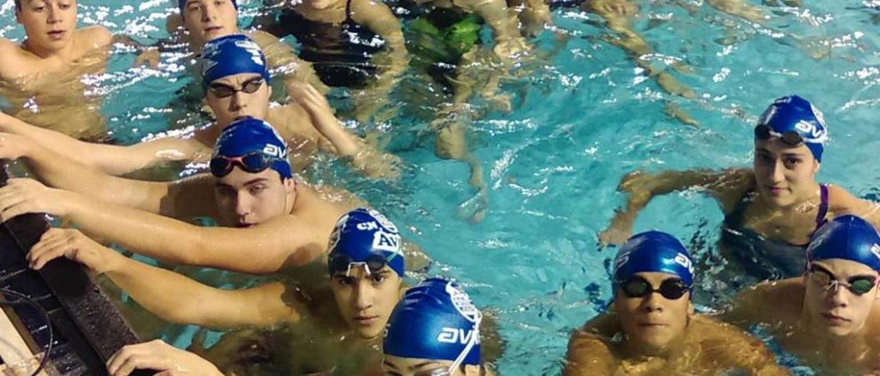 Los nadadores del Club Natación Avilés, durante el calentamiento.