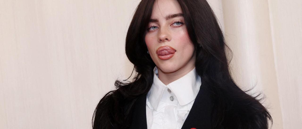 Billie Eilish posa en la alfombra roja de los Oscar