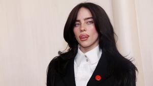 Billie Eilish posa en la alfombra roja de los Oscar