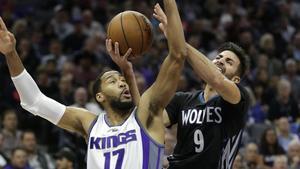 Ricky Rubio encara la canasta ante Garrett Temple.