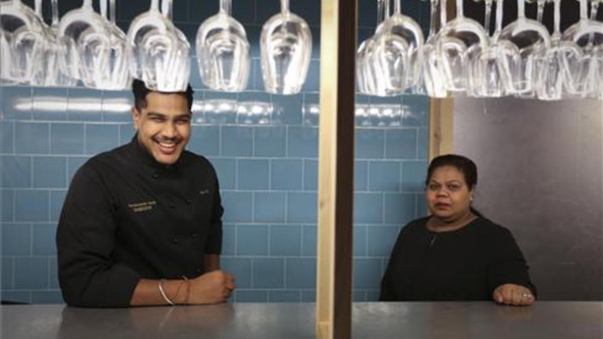 Ivan Surinder, con su madre, Poonam Chitra, en la entrada del restaurante Tandoor. Foto: Danny Caminal