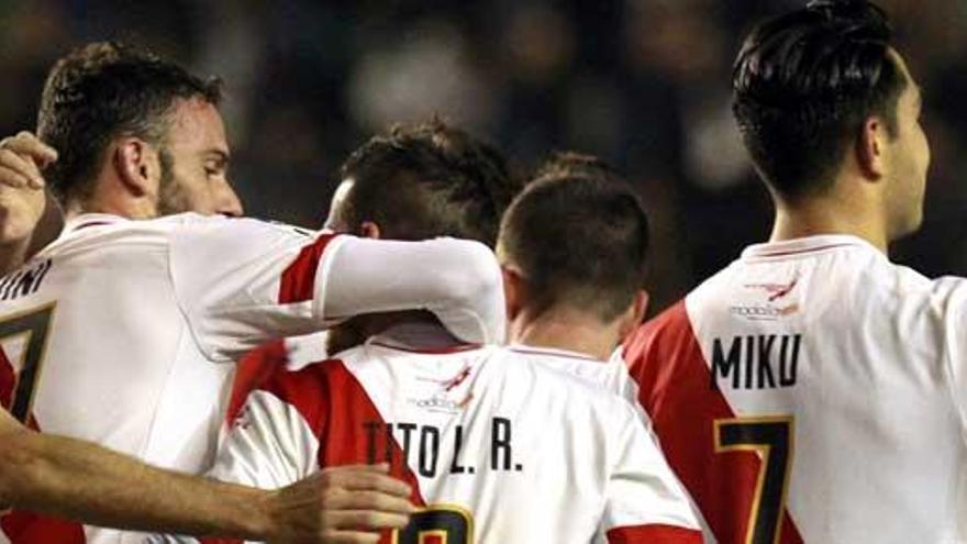 Los futbolistas del Rayo celebran uno de los goles.