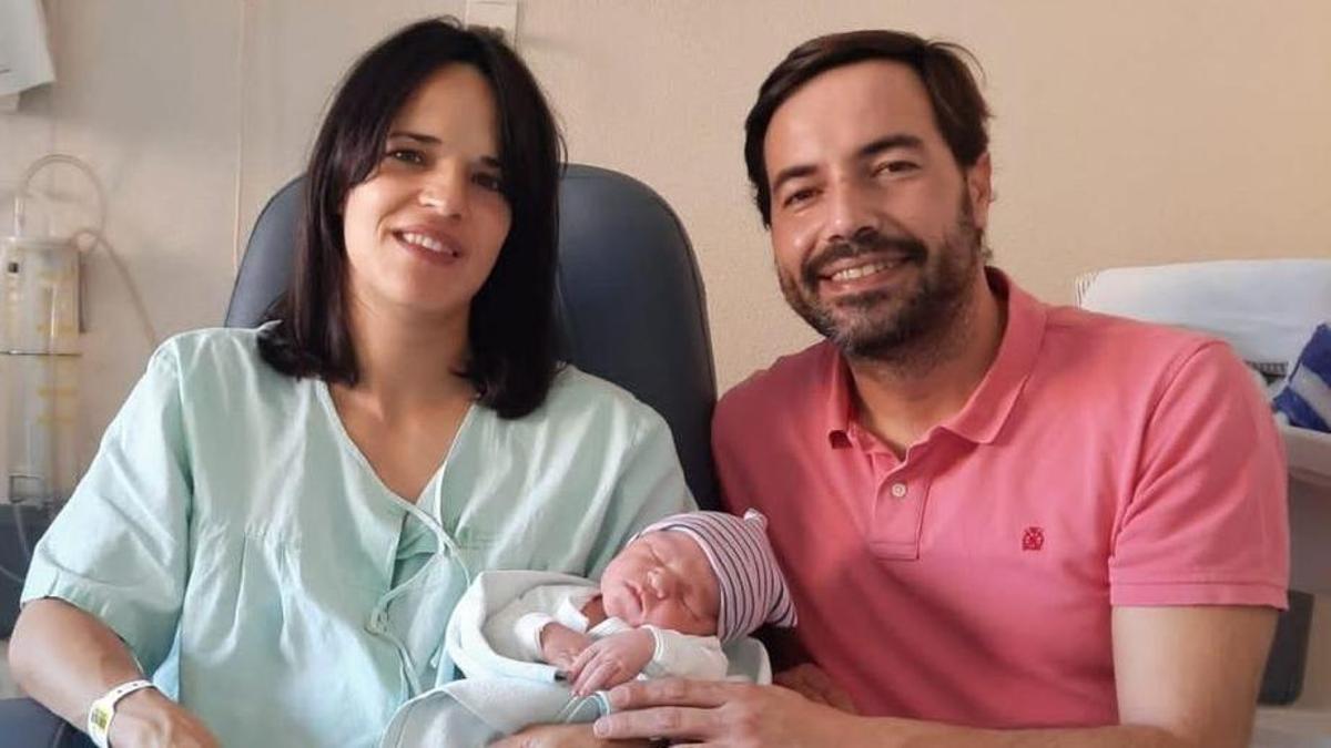 Diego, primer bebé nacido en Cáceres en 2022 junto a sus padres Maribel y Jesús.