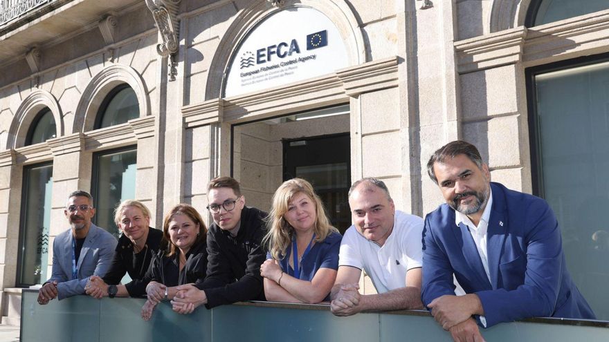 Desde la izquierda; Dragone, Steele, Godinho, Eloharju, Ulman, Valkov y Alcaide ante la sede de la EFCA en García Barbón.