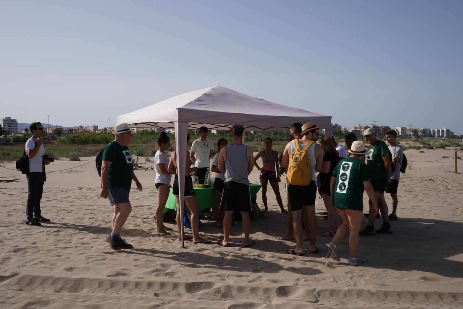 Voluntarios limpian la playa del Puerto de Sagunto.