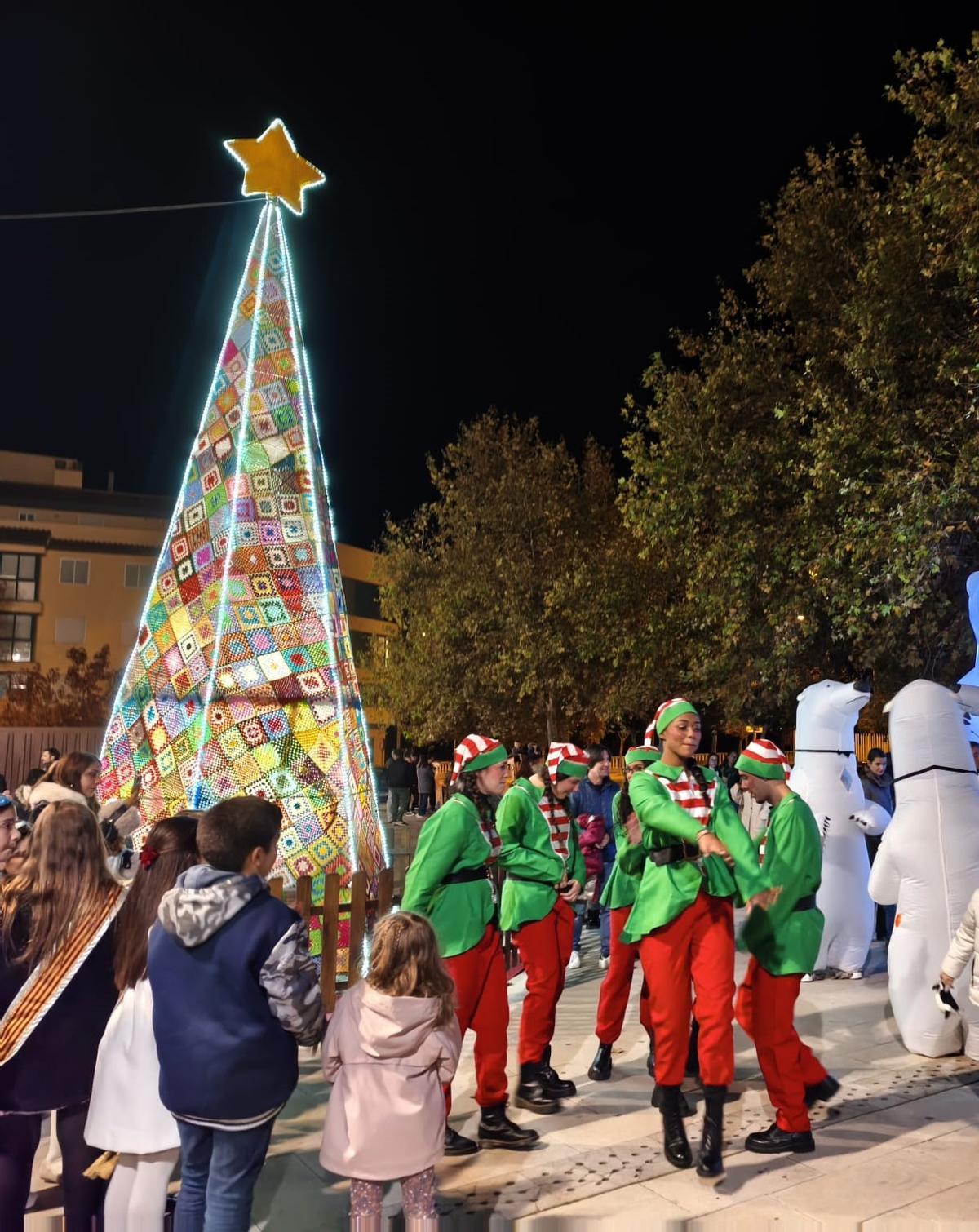 Árbol y animación en la plaza de Les Corts.