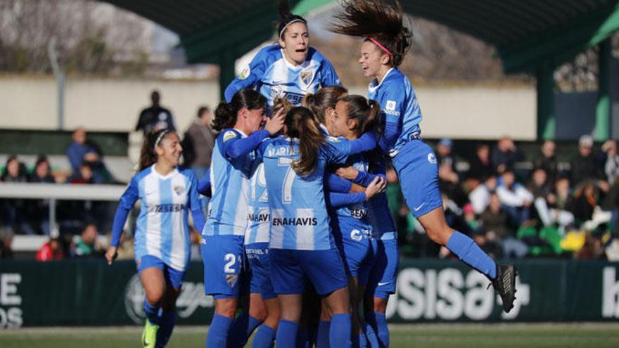 Las jugadoras del Málaga CF Femenino celebran el gol de Adriana, ayer ante el Betis.