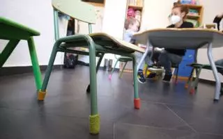 Seis mil botitas de lana para reducir el ruido en las aulas de Elda y Petrer