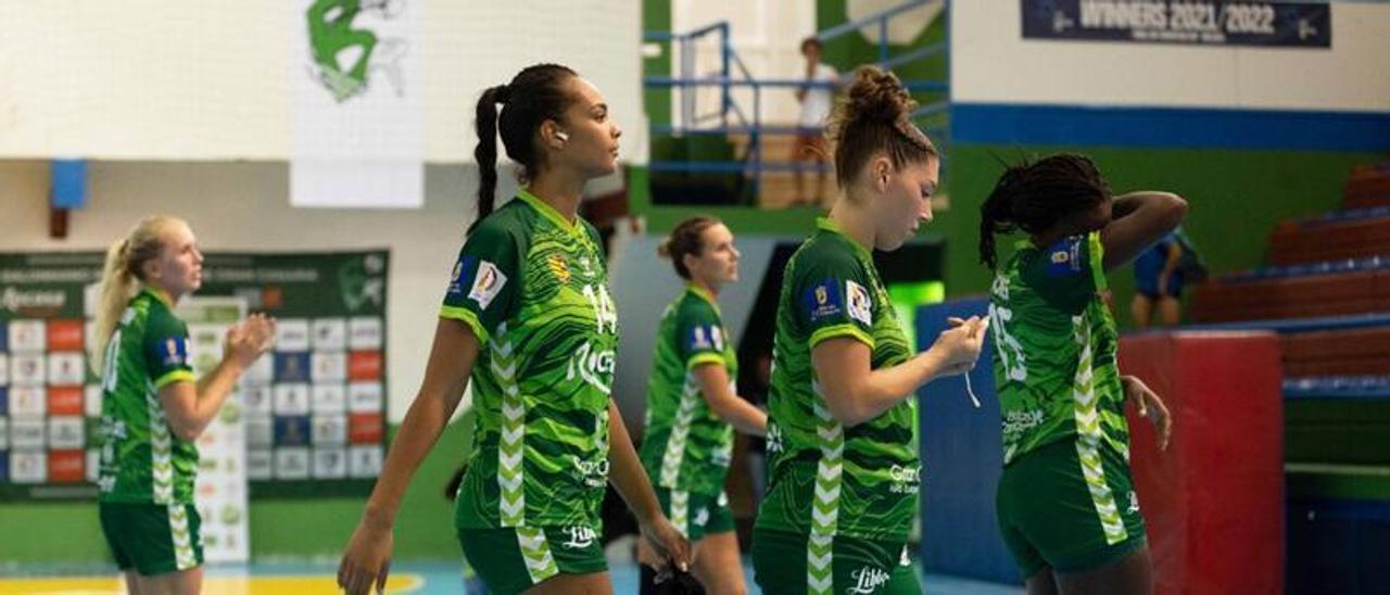 Las jugadoras del Rocasa al término de su último partido en casa ante el Granollers