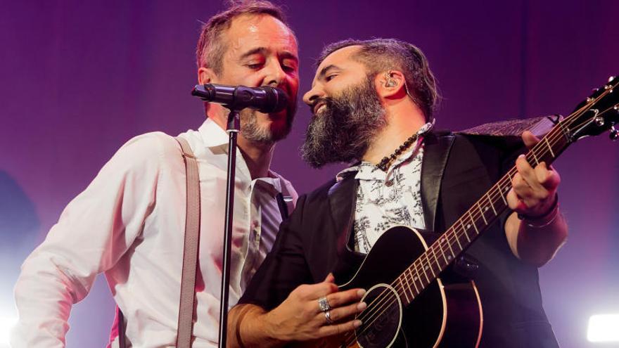El cantant dels Love of Lesbian Santi Balmes acompanyat pel guitarrista Julián Saldarriaga