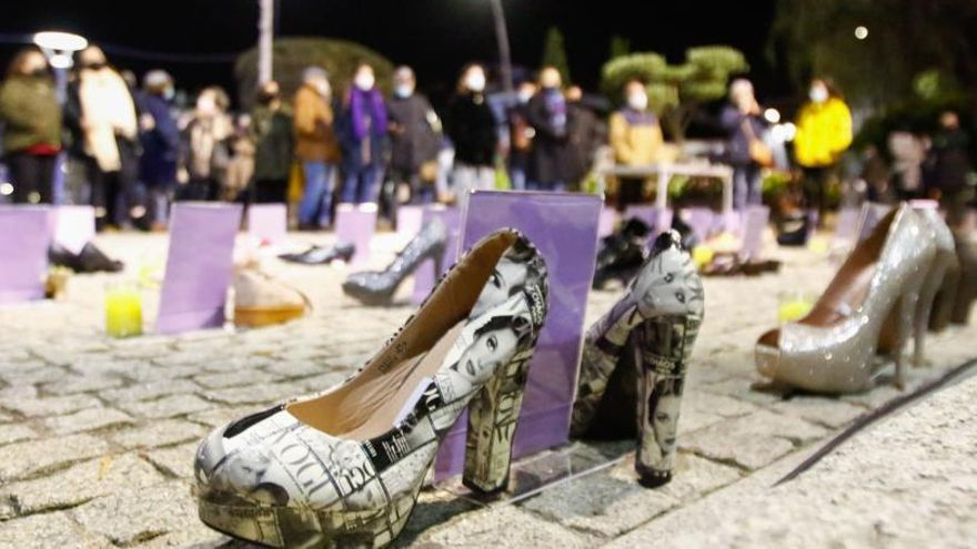 Los zapatos simbolizan las mujeres asesinadas. Ayer, en O Grove.