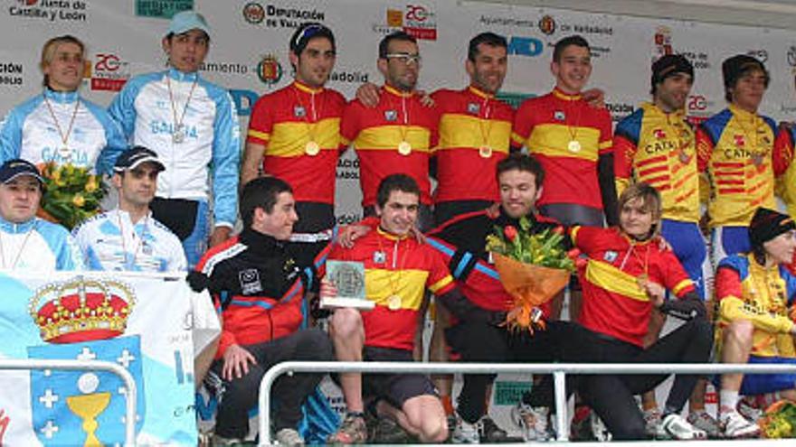 La selección gallega, a la izquierda, en el podio, con los representantes de Asturias y Cataluña. / l.o