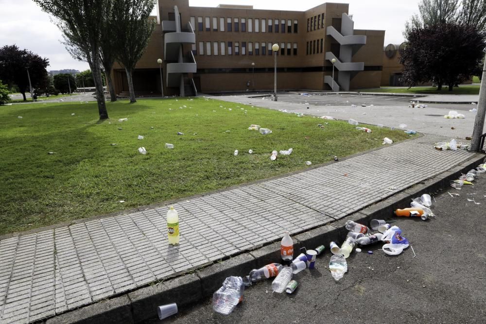 Restos de basura tras un "macrobotellón" en la EPI