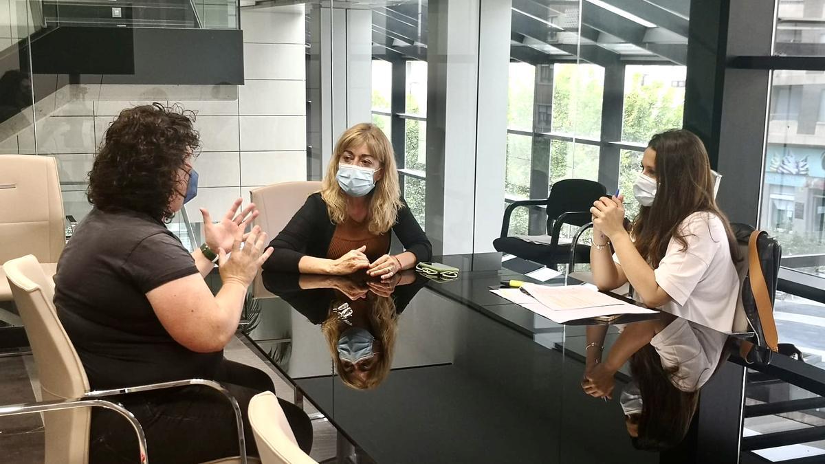 La edila de Servicios Sociales, María José Tormo (c), presidió la reunión para trazar el impulso de la nueva iniciativa.