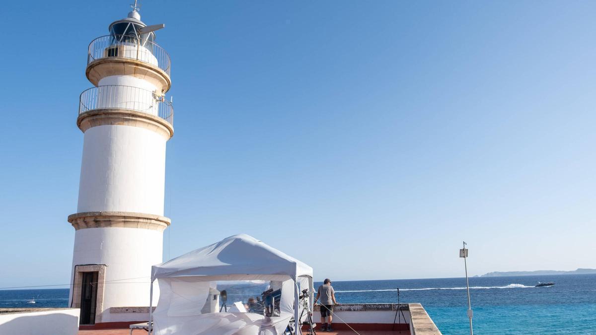 Un año de preparación para 90 segundos de oscuridad: así vivió AstroMallorca el eclipse en el Faro de ses Salines