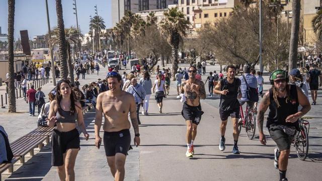 Ambient a la platja i a la zona marítima de Barcelona. | JORDI OTIX