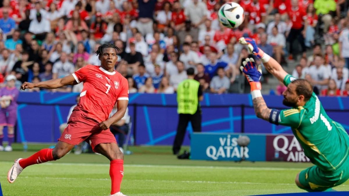 Donnarumma evita con una gran parada el gol de Embolo en el Suiza-Italia, disputado en Berlín.