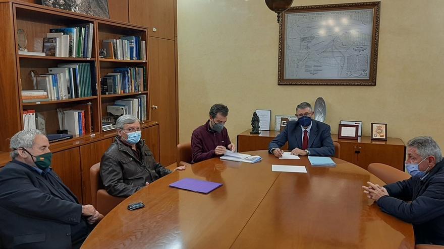 Imagen de la reunión entre el presidente de la CHS con los vecinos de Llano del Beal