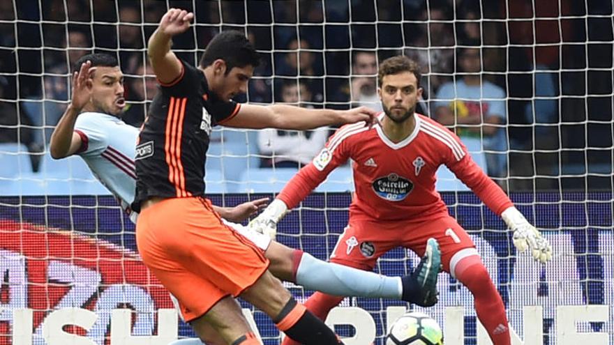 Guedes dispara a la portería defendida por Álvarez.