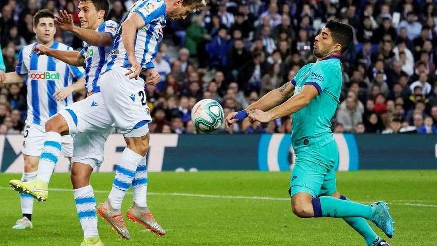 Monreal y Luis Suárez disputan un balón en el choque de ayer Anoeta. // Vincent West