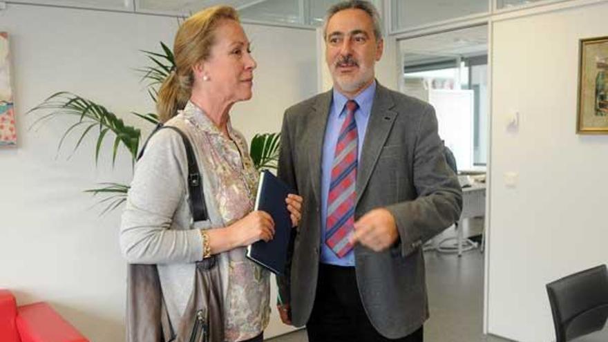 La jefa de Costas, Cristina Paz-Curbera, con el delegado de la Xunta, José Antonio Cores.  // Gustavo Santos