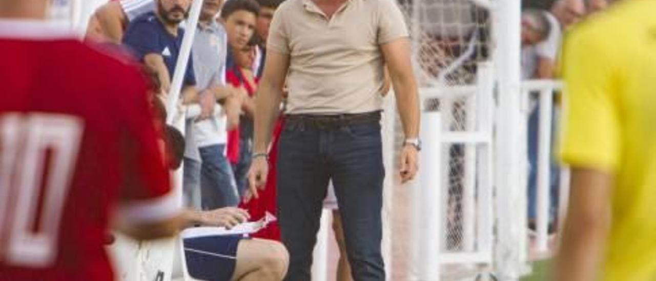 El entrenador, Rui Tomé, fue expulsado ante el Acero.