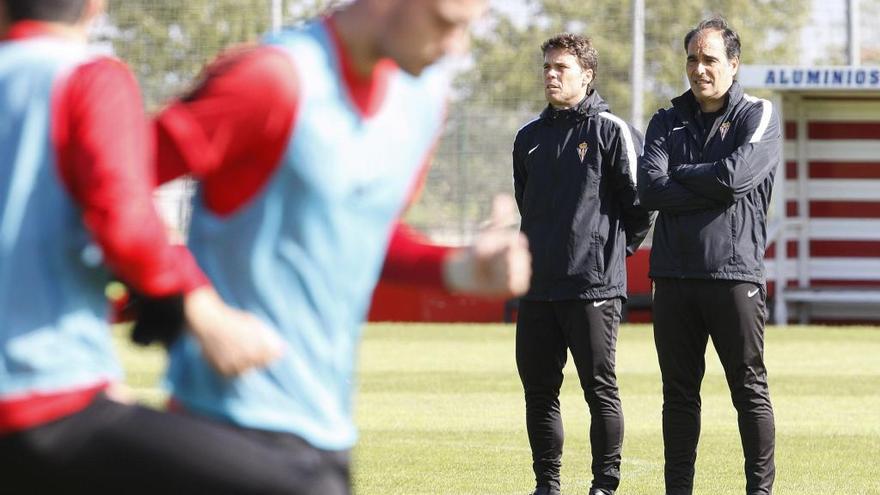 Rubi sigue el entrenamiento de esta mañana en Mareo junto a Jaume Torres, segundo entrenador del equipo.