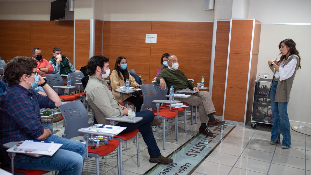 La Dra. Nieves Albizu, durante su exposición en el ITI Study Club Córdoba