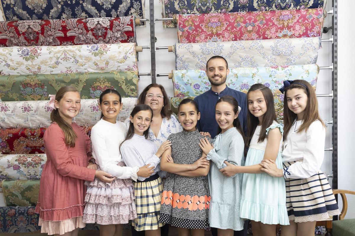 La Bellea del Foc infantil y sus damas, en el taller de su indumentarista