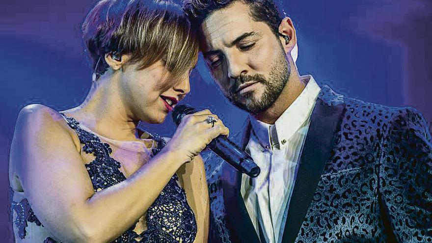 Chenoa y David Bisbal cantando &quot;Escondidos&quot;.