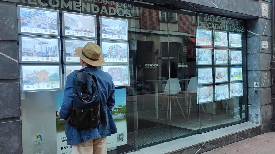 Canarias, la región donde menos familias residen en una vivienda propia