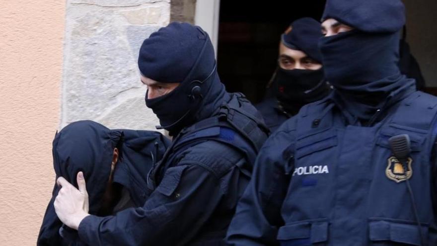 Los Mossos detienen a una presunta yihadista de 19 años en Terrassa