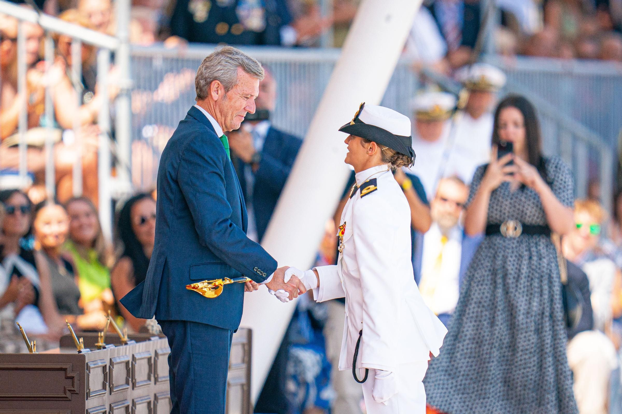 Leonor recibe de manos de Felipe VI la Gran Cruz del Mérito Naval en Marín
