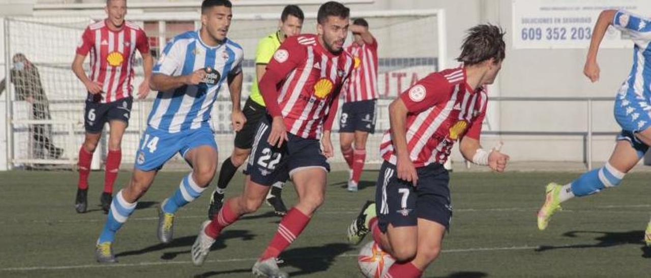 El alondrista Ube conduce un balón en una acción en el partido contra el Fabril. |  // SANTOS ÁLVAREZ