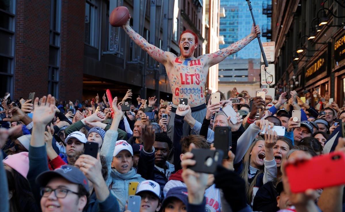 Los fans se echan a la calle durante el desfile de la victoria de los New England Patriots tras ganar laSuper Bowl en Boston, Massachusetts.