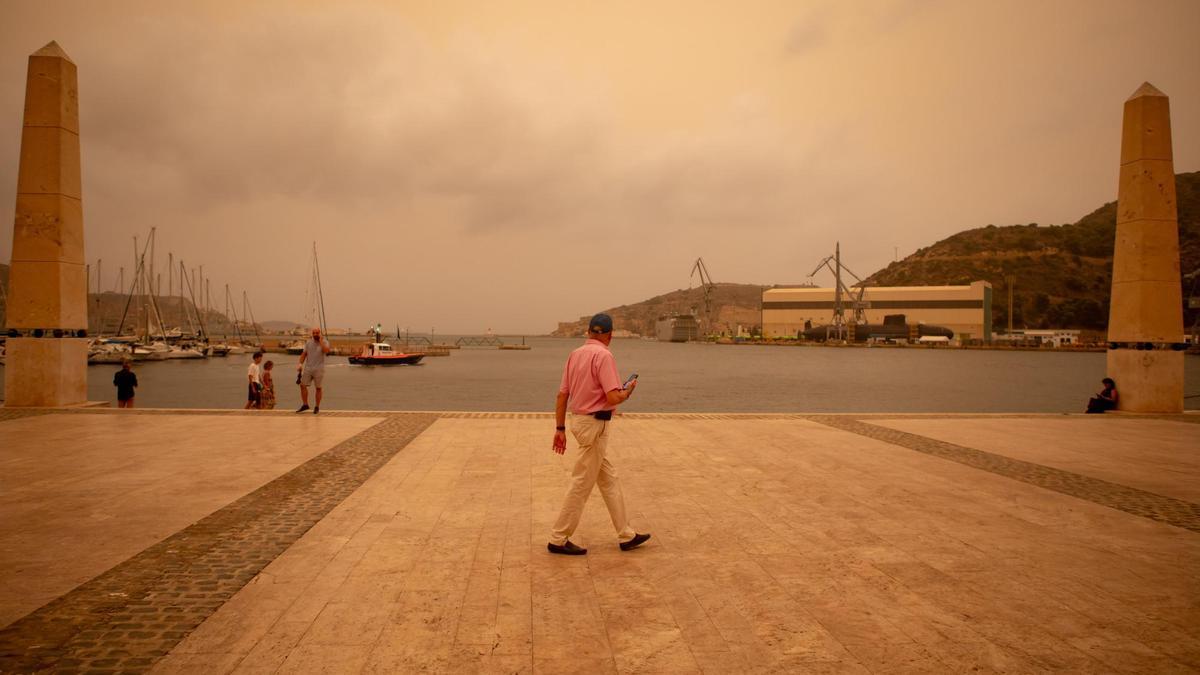 El Puerto de Cartagena se tiñó de color naranja con la aparición de la calima.