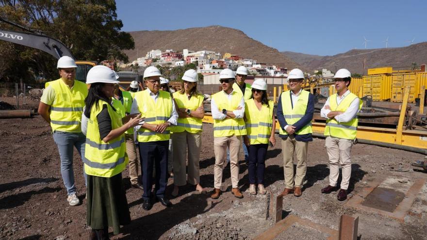 Los representantes políticos durante la visita a la zona de perforación del cable submarino. | | E.D.